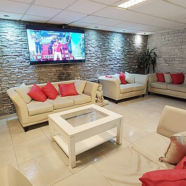 Lobby y sala de TV